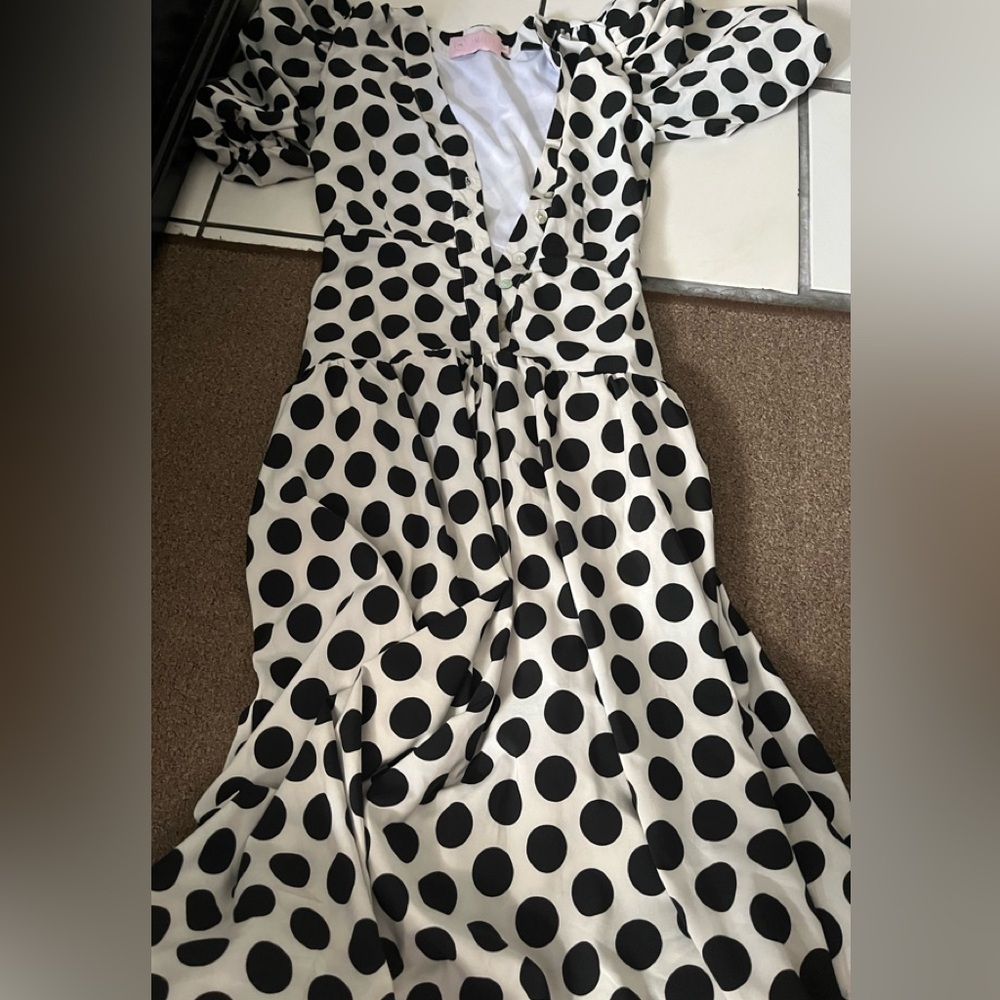 Black and White V-Neck Puff Sleeve Maxi Dress